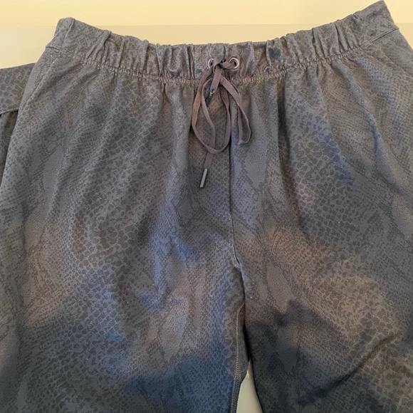 LULULEMON ON THE FLY 7/8 PANT SNAKE SKIN PRINT - Picture 5 of 8